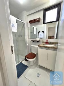 萨尔瓦多Apartamento completo e pé na areia no Rio Vermelho的浴室配有卫生间、淋浴和盥洗盆。
