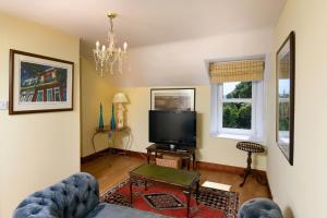 Kirkpatrick Durham克莱加丹旅馆的带沙发和电视的客厅