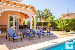 卡尔佩Villa Coral - Grupo Turis的一个带椅子的庭院和一个游泳池