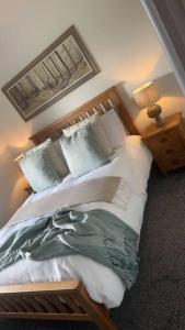 斯基普顿Tosside Fold Farm Cottage的卧室配有一张带白色床单和枕头的大床。