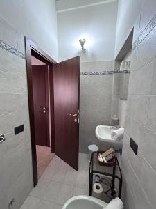 皮恩扎Valdorcia Belvedere b&b的一间带两个水槽和棕色门的浴室