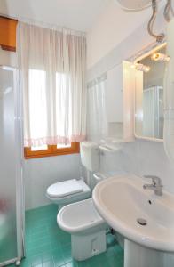 比比翁Residence Ranieri的白色的浴室设有卫生间和水槽。