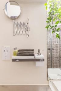 伦敦Modern Private Studio Room的白色的浴室设有水槽和镜子