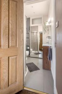 伦敦Modern Private Studio Room的一间带卫生间、水槽和门的浴室