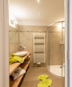 思科纳Hotel Meinhardt的一间带水槽和淋浴的浴室