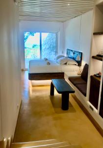 米克诺斯城KLIDON Dreamy Living Suites的一间卧室配有一张床和一张桌子