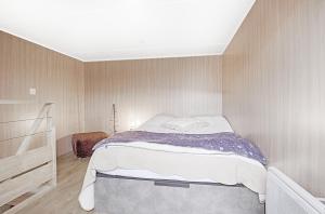 旺特龙POP'S colors - Chalet dans les Vosges的一间卧室,卧室内配有一张大床