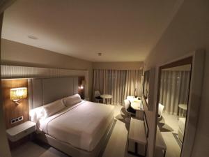 桑亨霍圣森索塔拉索大酒店的酒店客房设有一张大床和一张书桌。
