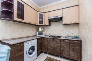 阿拉木图Bogenbay Batyra 119的小厨房配有洗衣机和水槽