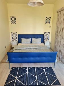 基什孔弗莱吉哈佐Stepin的卧室里一张蓝色的大床,配有蓝色的床罩