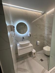 希马拉Stonevilla Buta的白色的浴室设有水槽和卫生间。