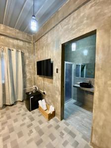 杜马格特Hai Inn的一间带电视和水槽的大浴室
