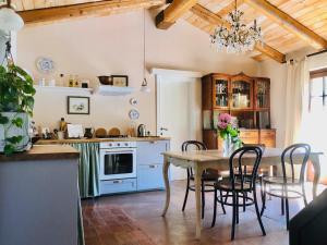 圣安杰洛城Effimera - Relaxing Retreat的一间厨房,里面配有桌椅