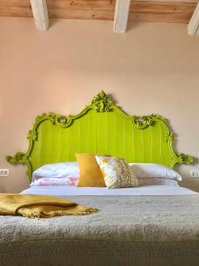 圣安杰洛城Effimera - Relaxing Retreat的卧室内一张带绿色床头板的床