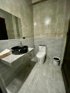 杜马格特Hai Inn的一间带水槽和卫生间的浴室