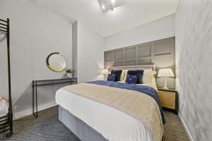 霍利韦尔Holywell Apartment - Luxury One Bedroom Apartment的一间卧室配有一张大床和镜子