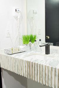 雷诺萨Hotel Posada San Antonio的浴室设有白色水槽和镜子