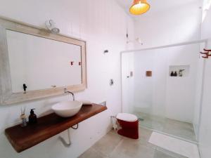 乌巴图巴CASA MANGARITO的一间带水槽、镜子和淋浴的浴室