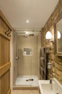 泰特伯里The Royal Oak Tetbury的带淋浴和盥洗盆的浴室