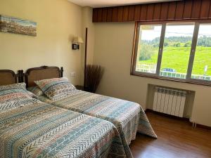 利亚内斯Villa Amelia的一间卧室设有两张床和大窗户