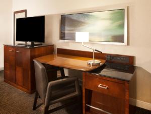 奥马哈奥马哈万豪酒店的酒店客房配有书桌、电视和椅子