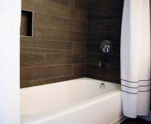 奥马哈奥马哈万豪酒店的浴室配有带浴帘的白色浴缸