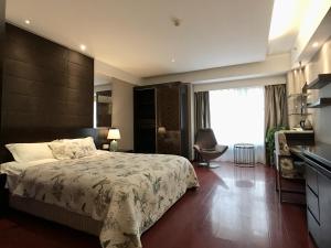 南京南京凯宾酒店公寓连锁艾尚天地购物中心店的一间卧室配有一张大床和一张书桌