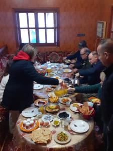 布马伦Kasbah La Famille Berbère的一群坐在桌子旁吃食物的人