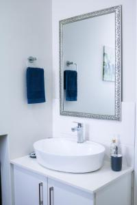 圣弗朗西斯湾Cottage with a View的白色的浴室设有水槽和镜子