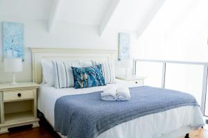圣弗朗西斯湾Cottage with a View的一间卧室配有一张床,上面有两条毛巾