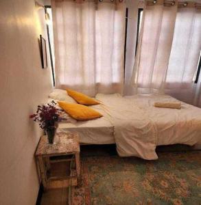 特拉维夫Jaffa Seaside House的一张带枕头的床铺和一张桌子