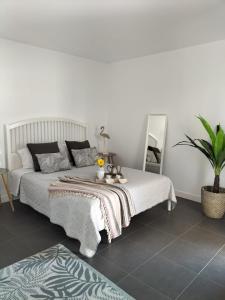 维拉韦德Casilla de Costa的一间卧室配有一张床和一张鲜花桌子