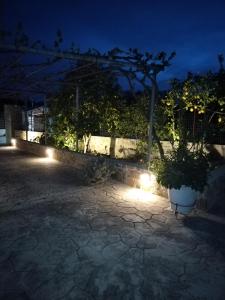 圣帕拉斯凯维Litsa's House Platanias的花园在晚上在庭院里灯光照亮