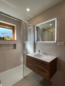 贝古耶·纳·格伦奇克Apartma Ana in Manca的一间带水槽、淋浴和镜子的浴室