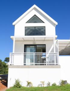 圣弗朗西斯湾Cottage with a View的带阳台的白色房屋