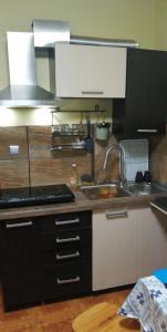 阿赫托波尔VIP的厨房配有水槽和台面
