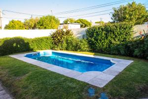 里奥夸尔托圣卡塔利娜酒店的庭院里的小型游泳池