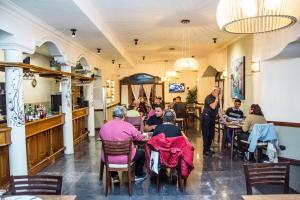 里奥夸尔托圣卡塔利娜酒店的一群坐在餐厅桌子上的人