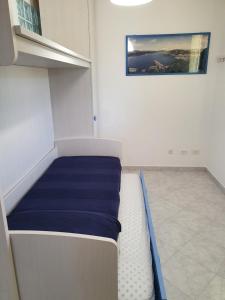 卡波利韦里Mare Fuori Lacona的小房间,角落里设有一张床