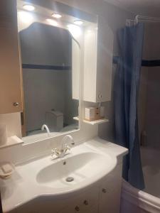 ChaïdeftónValsamo Luxury Cottage的浴室设有白色水槽和镜子