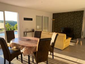 苏亚克Vacances Vallée de la Dordogne的客厅配有沙发和桌子