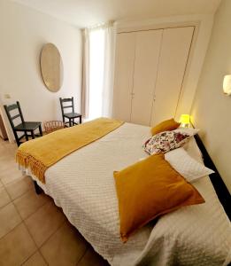 埃斯塔蒂特Acogedor apartamento en l'Estartit con piscina y Parking的一间卧室配有一张大床、两把椅子和一扇窗户