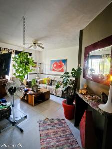 坎昆Tu Casa en el Caribe的带沙发和风扇的客厅