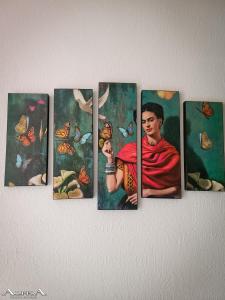 坎昆Tu Casa en el Caribe的墙上有蝴蝶的女人的画