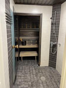 LehmonahoRauhallinen paritalo, Sauna, Terassi, Grilli的带浴缸和盥洗盆的淋浴浴室