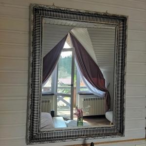 斯拉夫西克Захарова Оселя的窗户房间的墙上的镜子