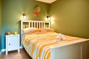 Pont-Nedd-FechanDan Y Coed的一间卧室配有橙色和绿色墙壁的床