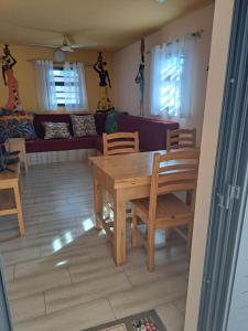 图利亚拉le tamarin的客厅配有木桌和椅子