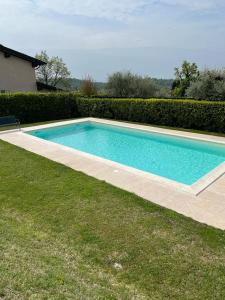 Castion VeroneseResidence Gli Ulivi的一座房子旁的院子内的游泳池