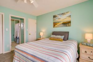 托普赛尔海滩Topsail Beach Vacation Rental Steps to Shore!的卧室配有一张床,墙上挂有绘画作品